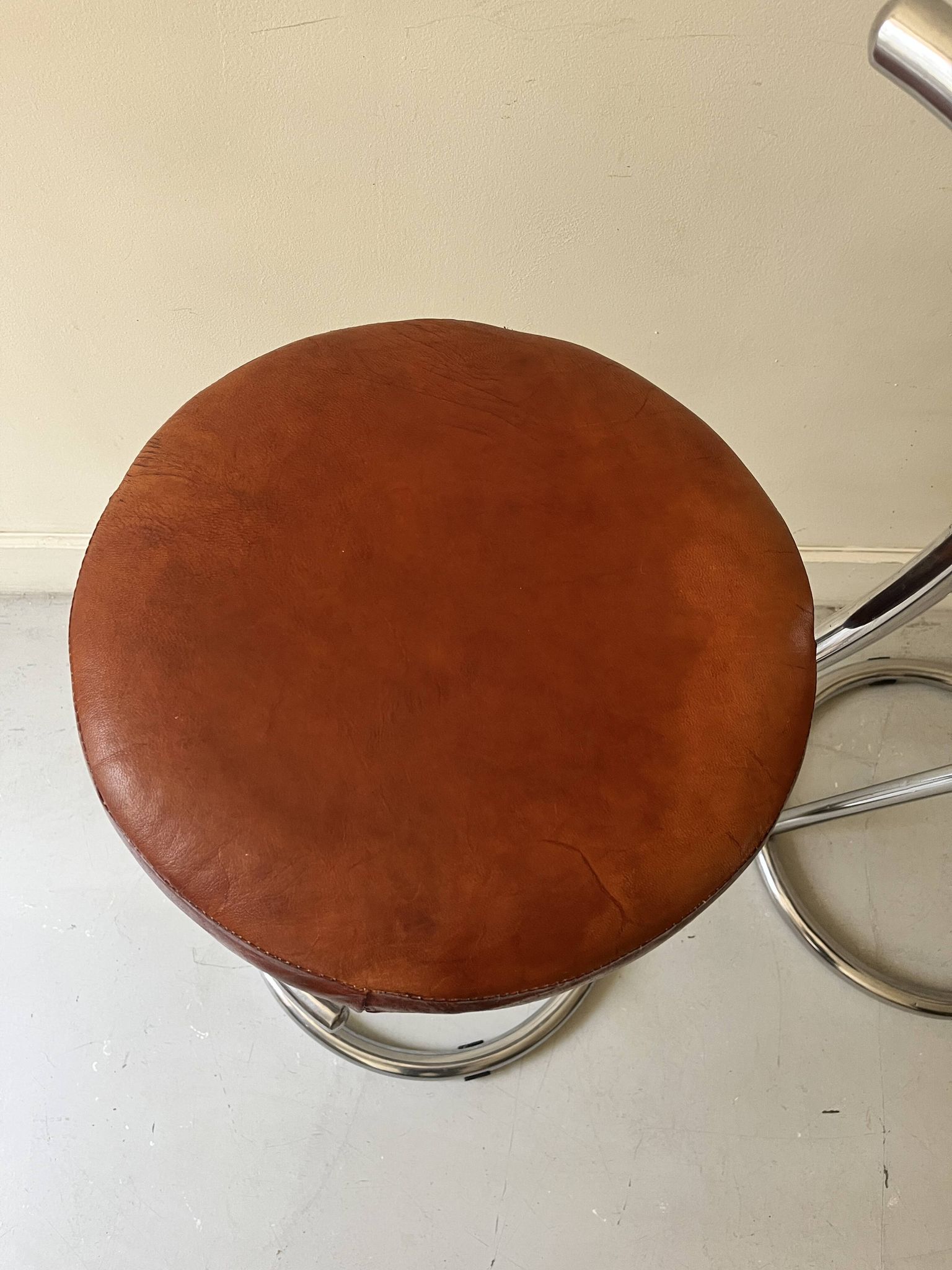 Bar stools in tubular chrome and tan leather, 1970s