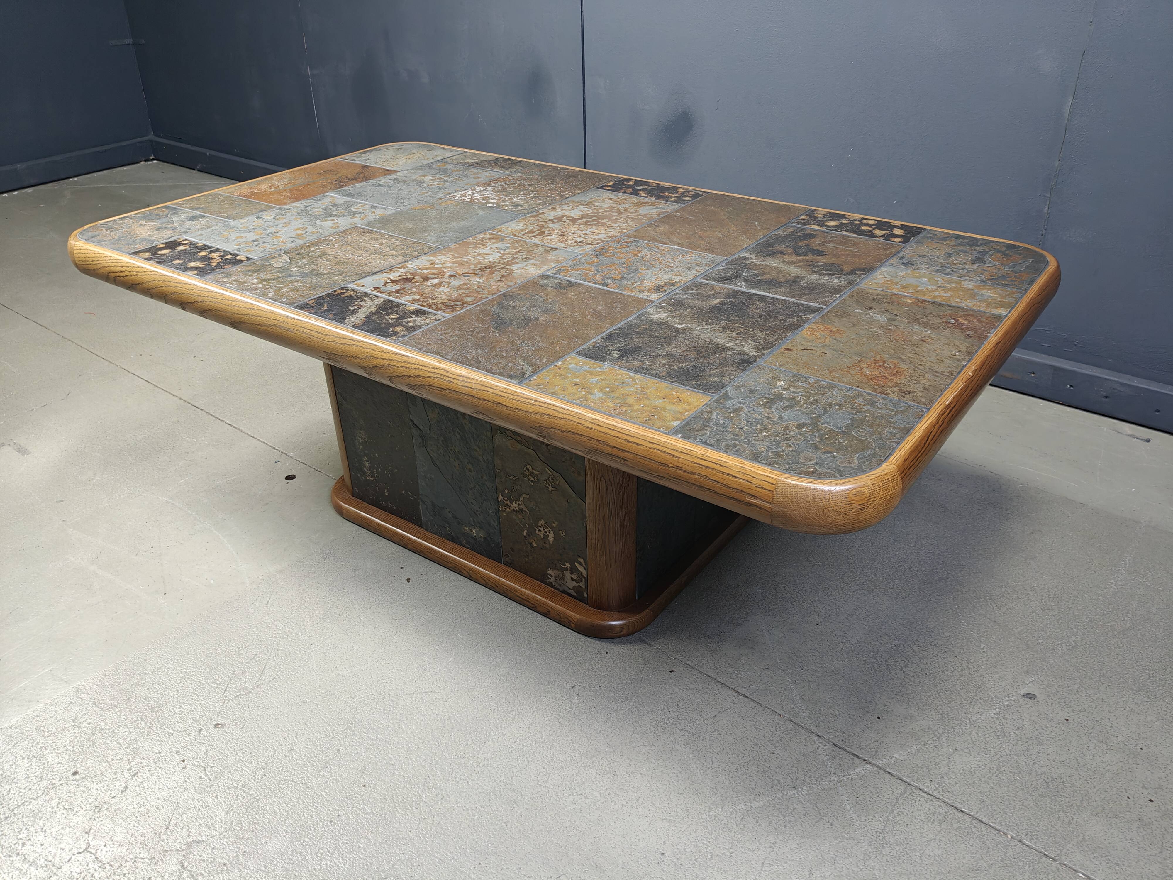 Table basse brutaliste en chêne et pierre, années 1970