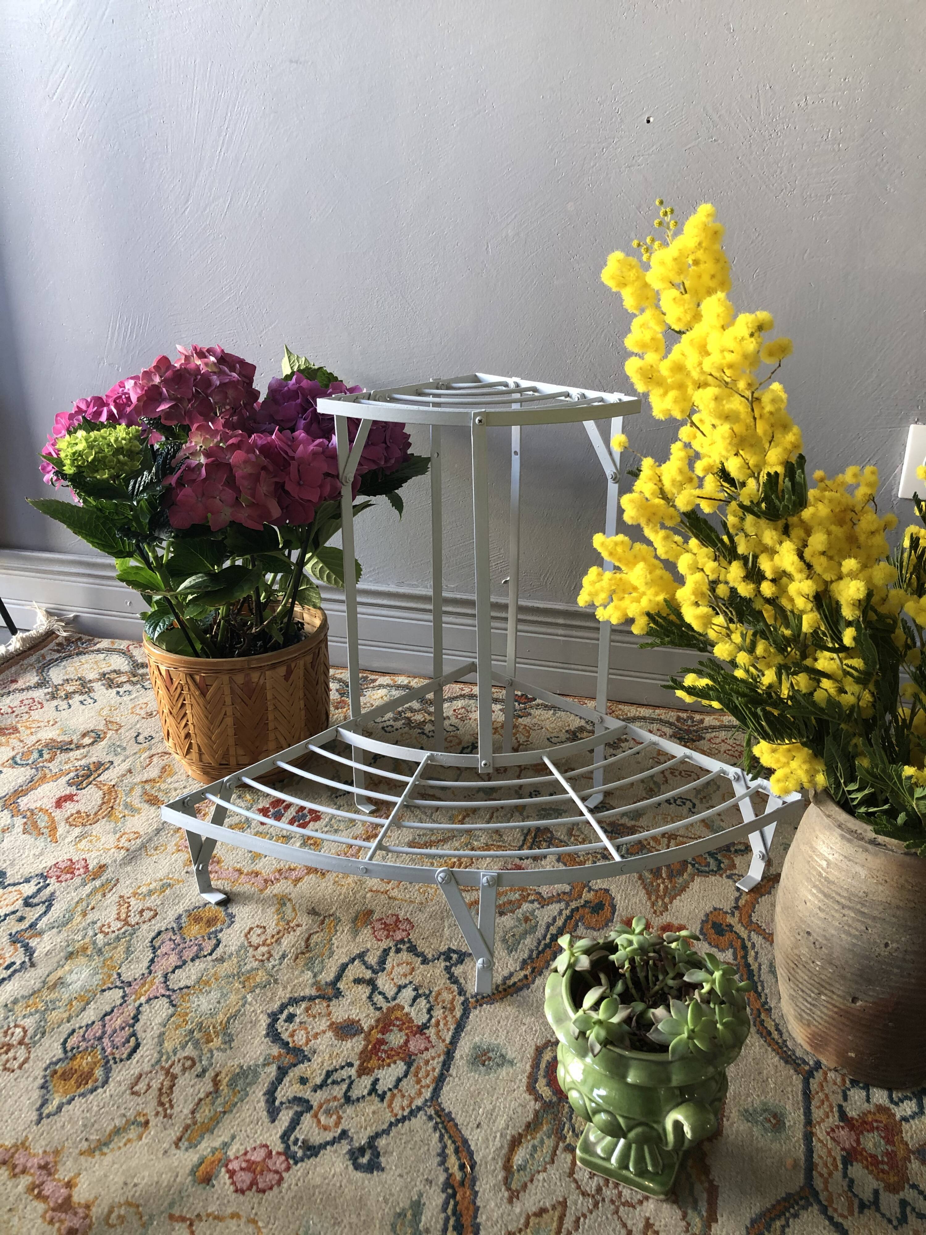 Corner plant door