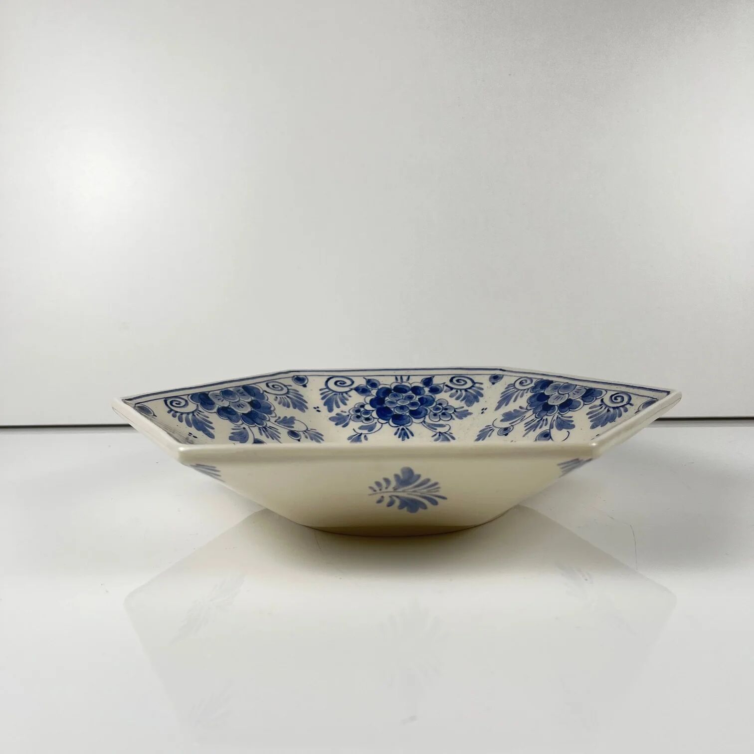 Shallow dish in Delft pottery – Royal Delft - First half of the 20th century
