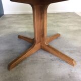 Extendable round table with butterfly leaf