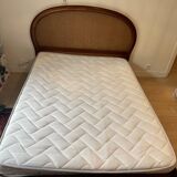 Lit double en cannage (matelas et sommier inclus)