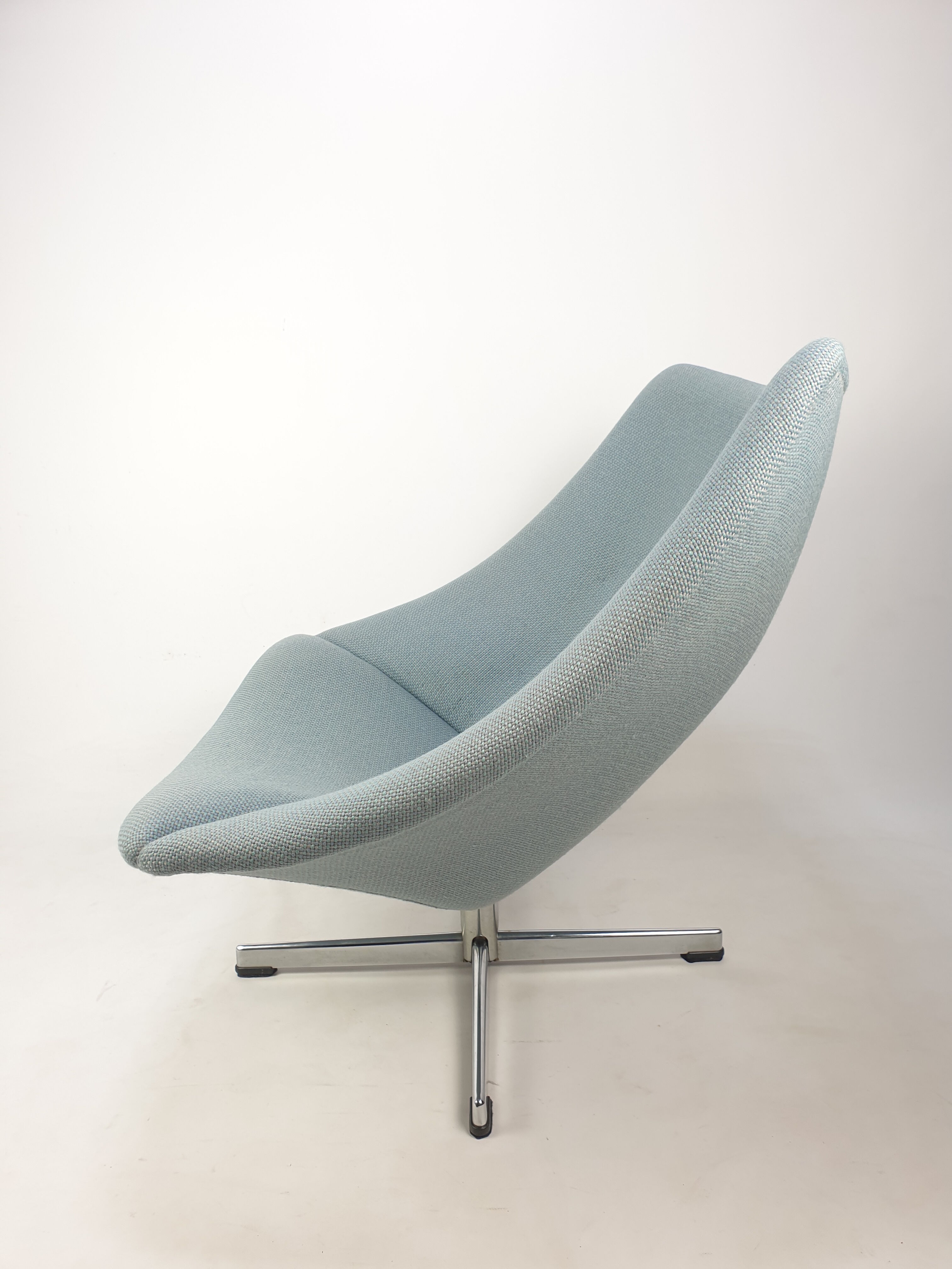 Oyster chair with cross base by Pierre Paulin for Artifort, 1965