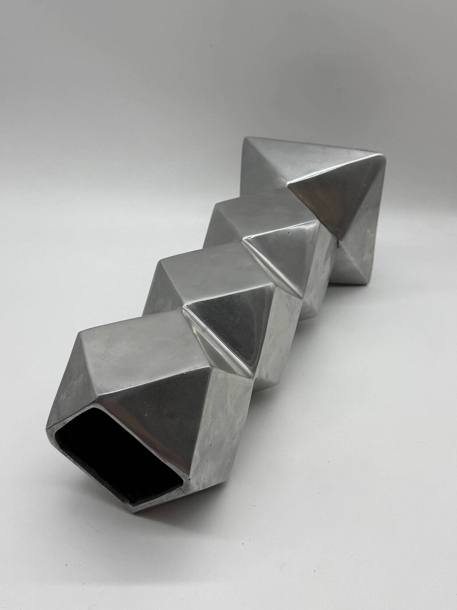 Vase sculptural en fonte d’aluminium, 1970