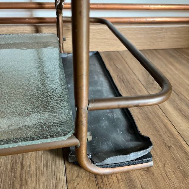 Table basse artisanale et fonctionnelle