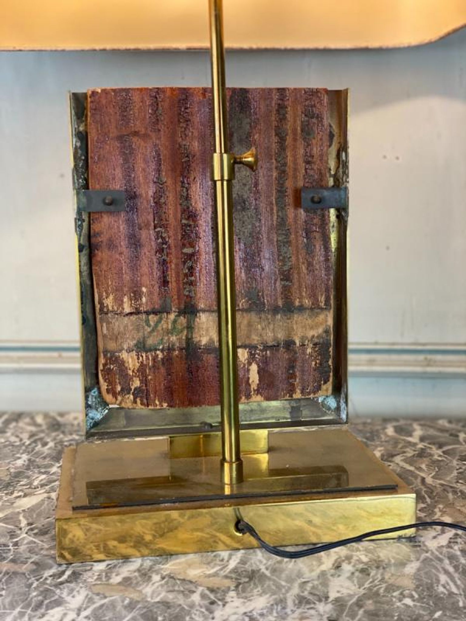 Lampe de table en laiton, plaque de bois laqué et doré chine vers 1980