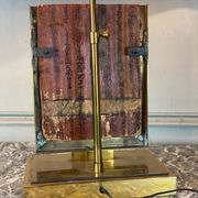 Lampe de table en laiton, plaque de bois laqué et doré chine vers 1980