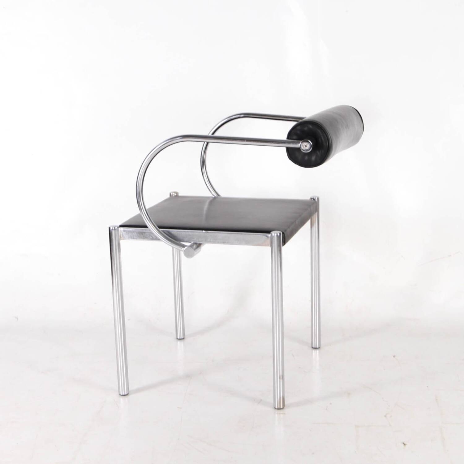 Set of 6 chrome and leather chairs