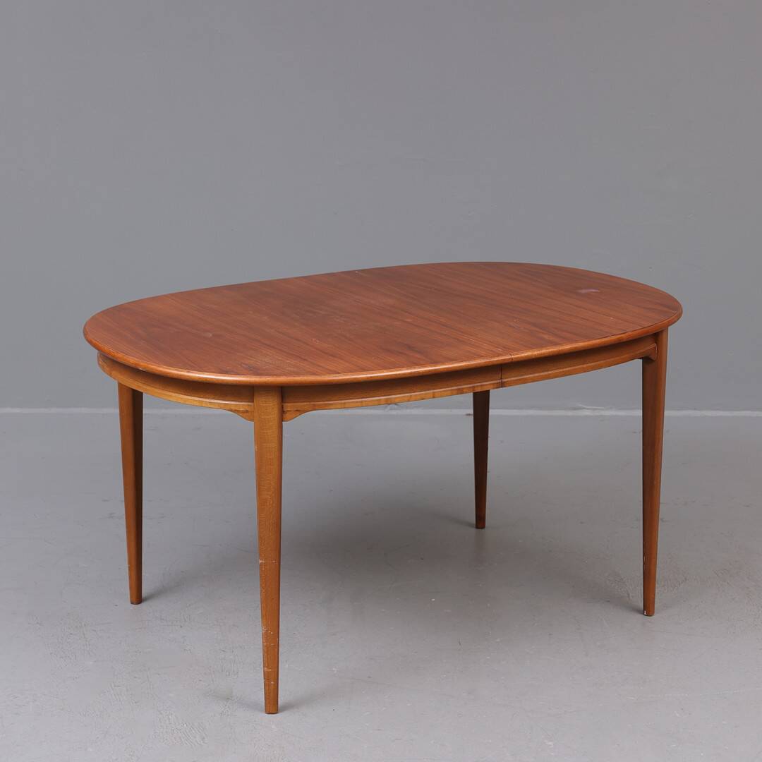 Table à manger vintage ovale en noyer 1960 Suède