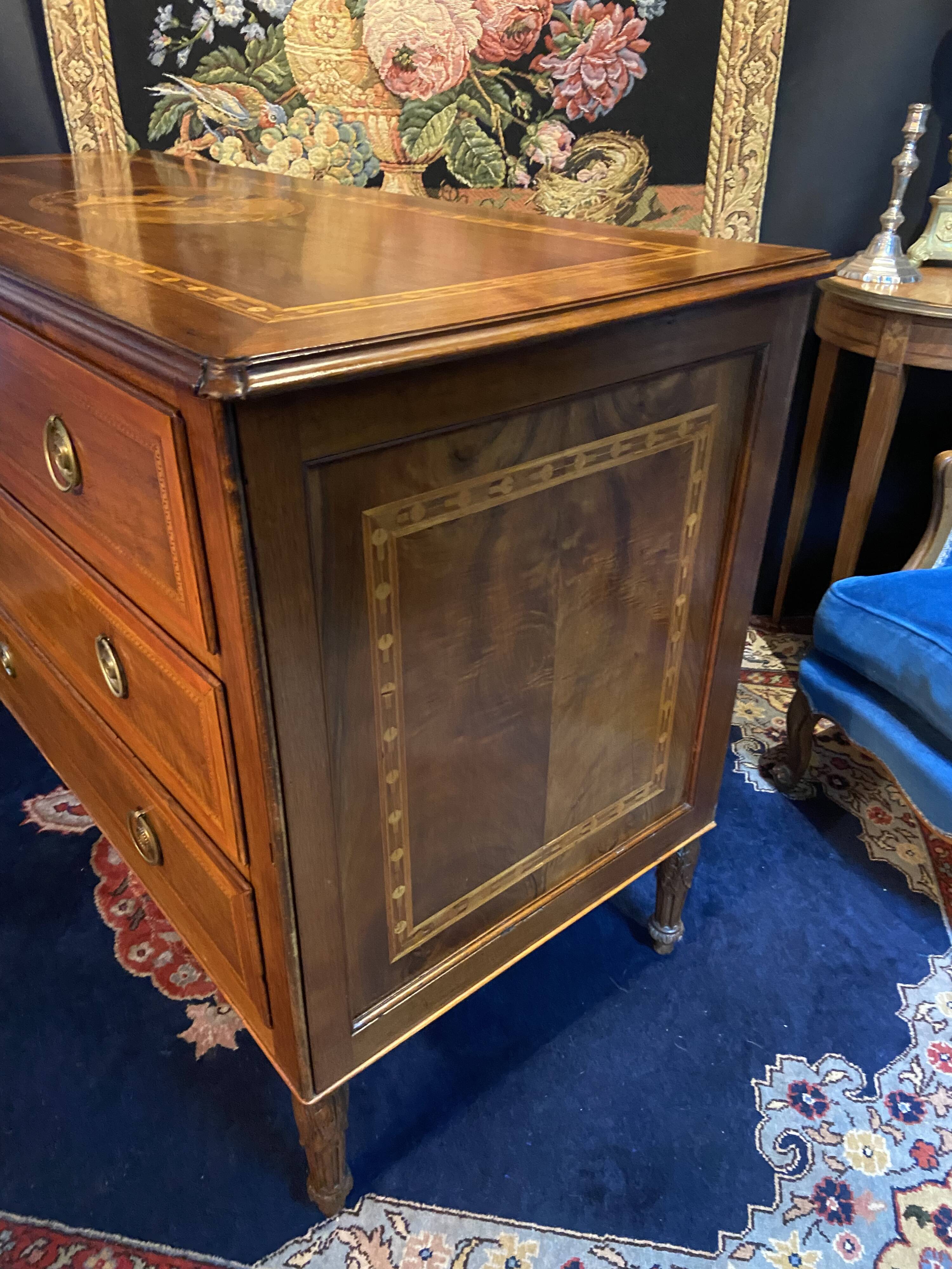 Large Louis XVI chest of drawers with 3 drawers, marquetry decoration depicting an antique scene from the late 18th century.