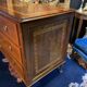 Grande commode Louis XVI 3 tiroirs décor marqueté scène Antique fin XVIIIe