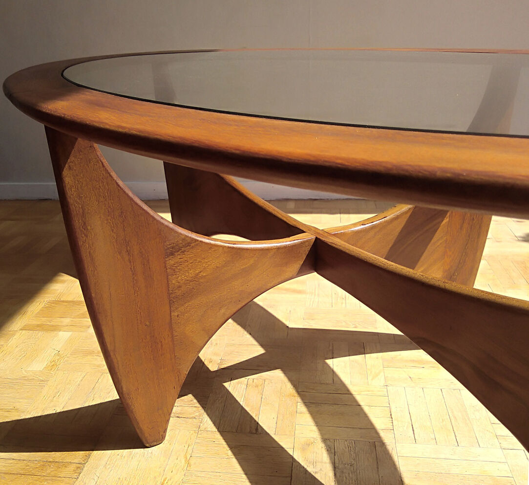 Table basse ovale Astro par Victor Wilkins 1960