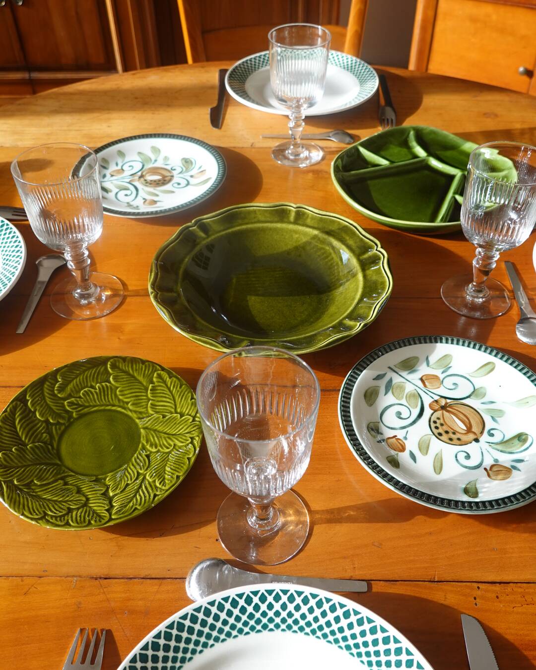 Set of 4 stemmed glasses with chiseled decoration