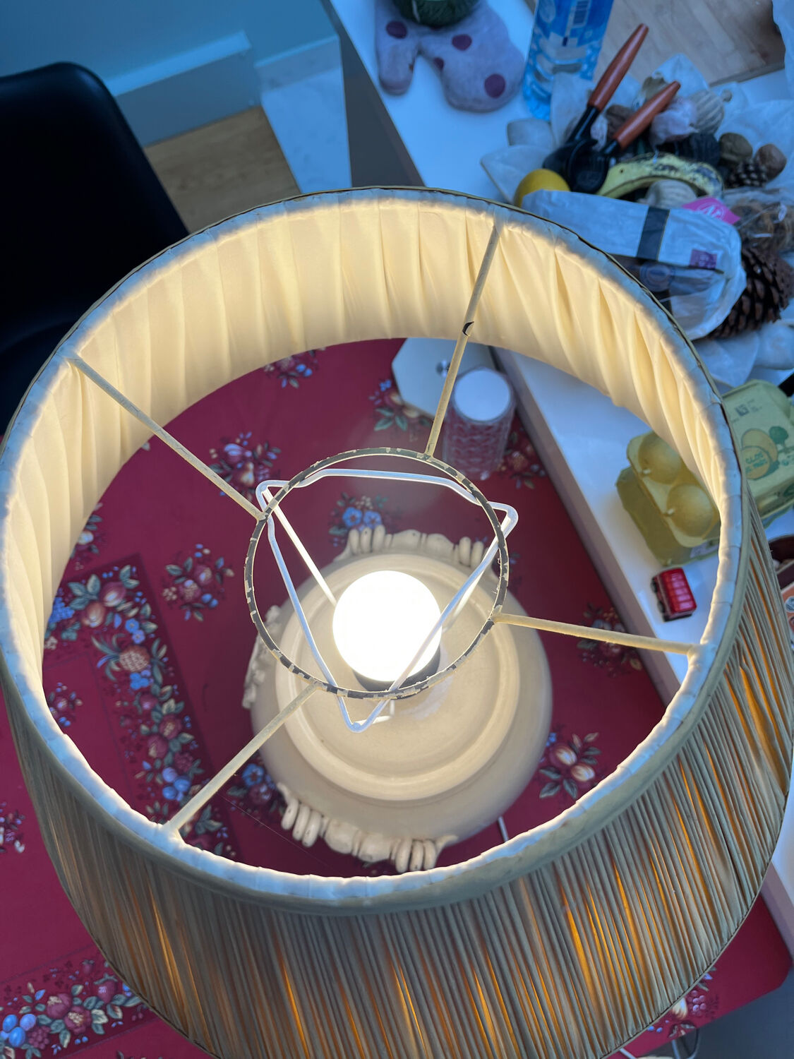 Provençal style lamp with silk shade