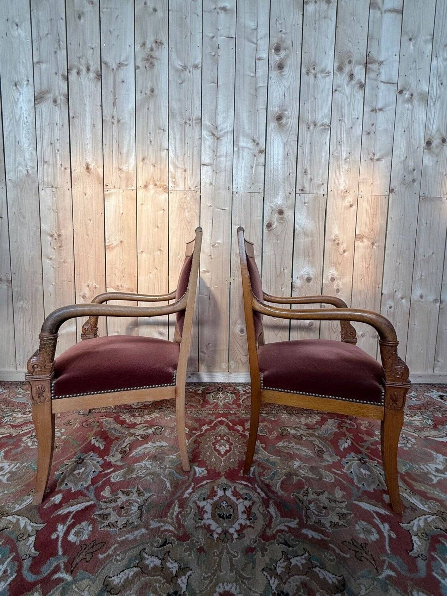 Paire de fauteuils style Empire – Accoudoirs dauphins – Hêtre et velours
