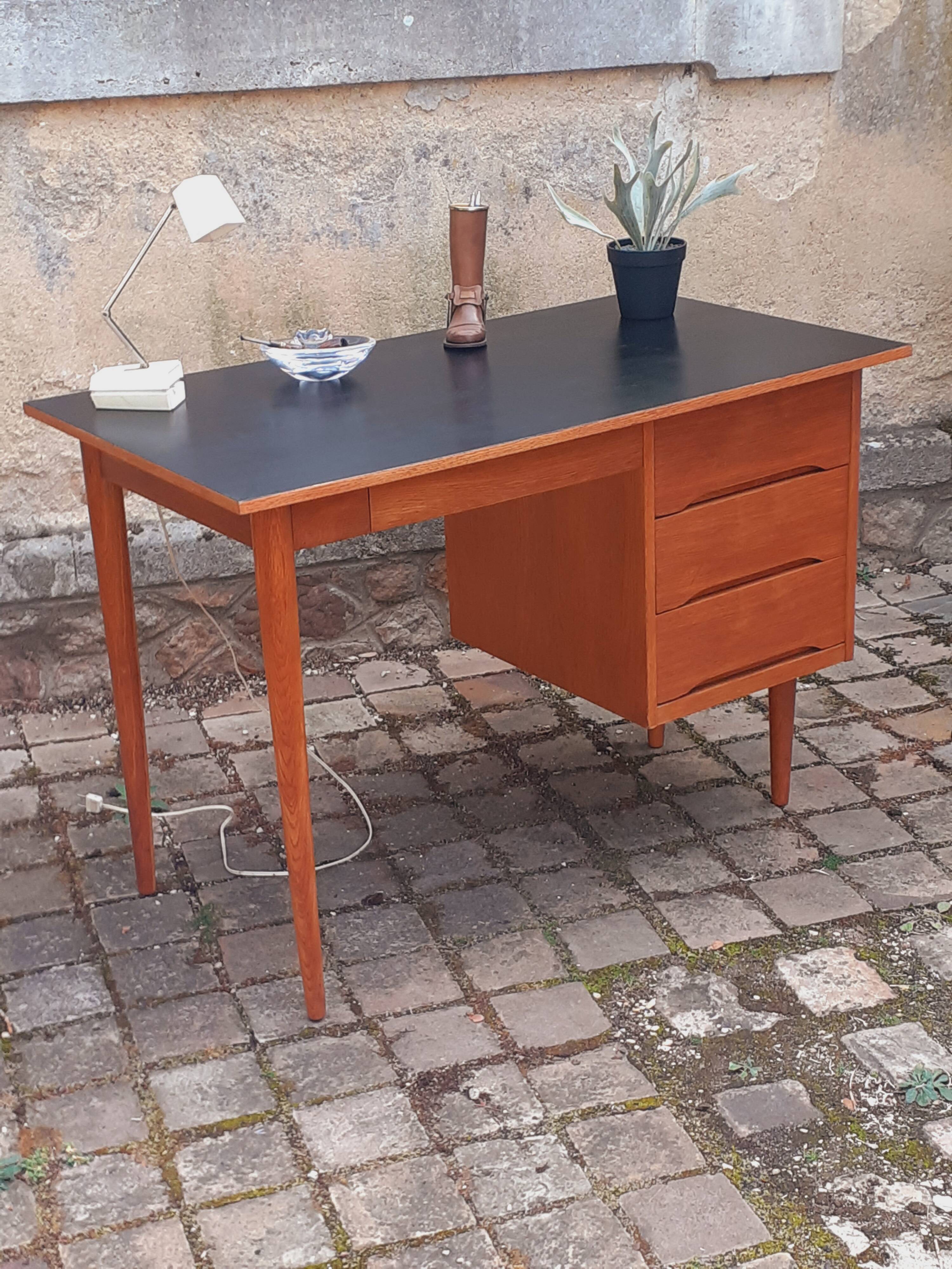 Bureau en chêne vintage année 70 Roumanie.