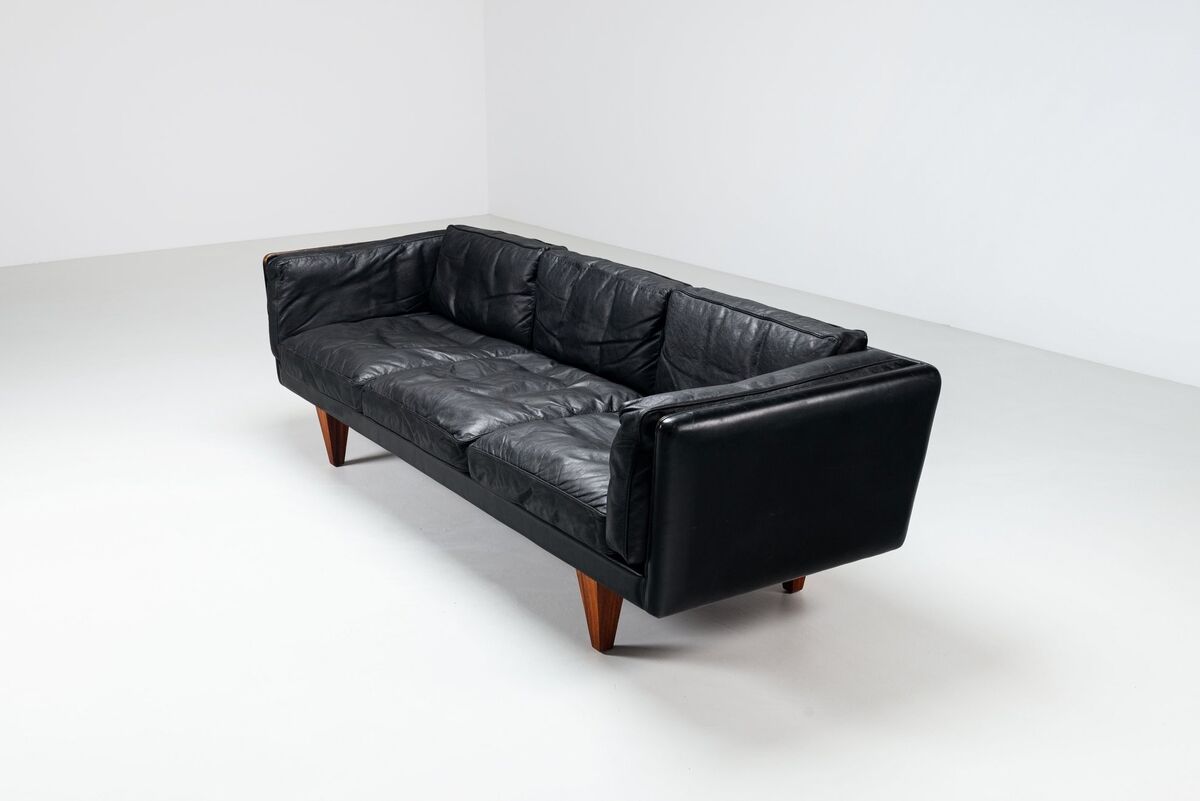 Illum Wikkelso model V11 sofa in black leather by Holger Christiansen, Denmark, 1960