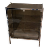 Vitrine en métal chromé et verre fumé. 1970. Italie. 100x78x38.