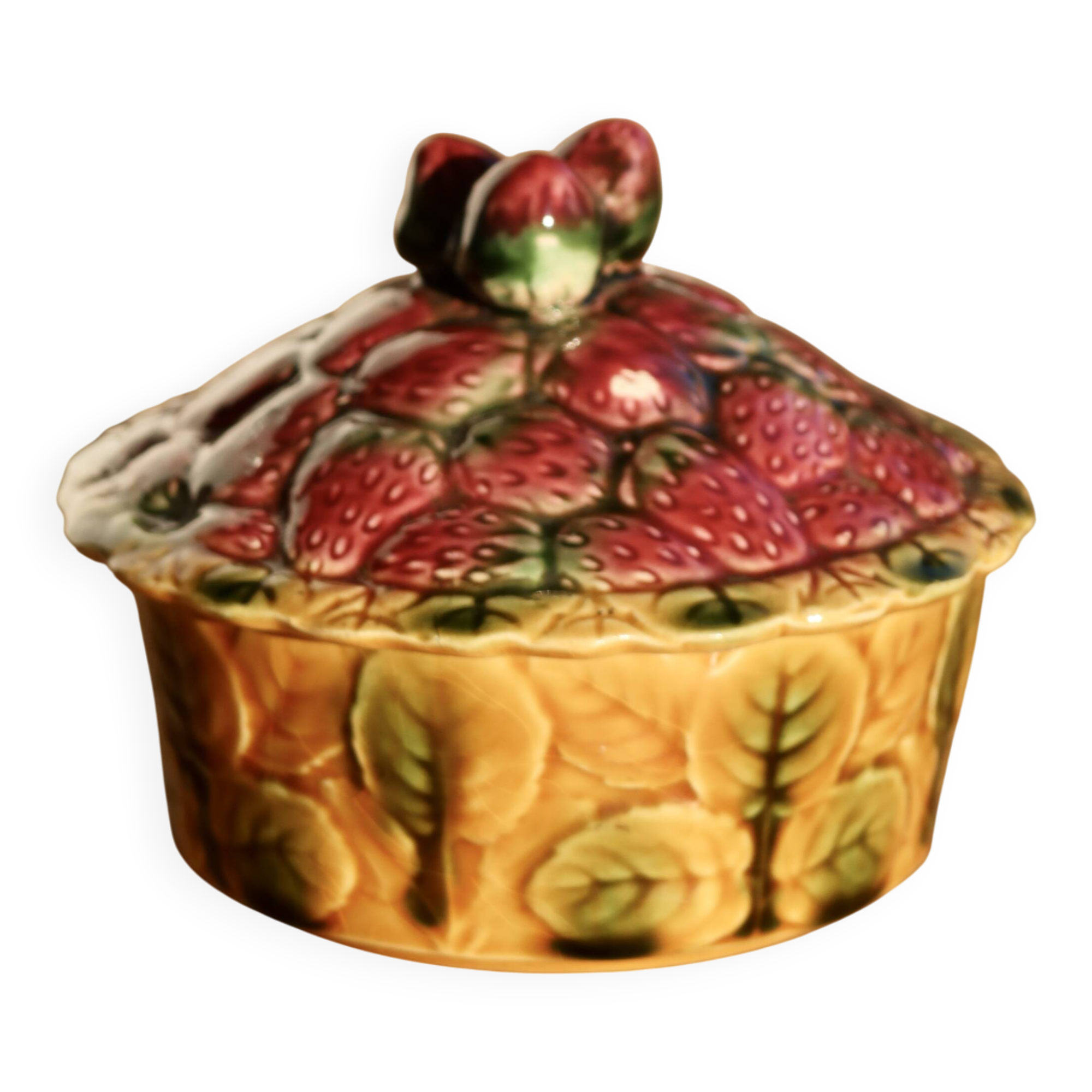 Antique sugar bowl in barbotine from Sarreguemines – Strawberry decoration