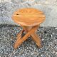 Tabouret pin massif pliable design Adrian Reed, modèle "suzy"
