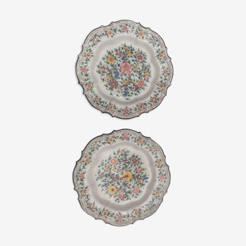 Deux plats en faïence à bord chantournée à décor polychrome de fleurs.XXe siècle.  Signé GUBBIO.C.A.M.   Diamètre38cm