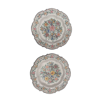 Two dishes made of earthenware on board with a polychrome decoration of flowers. 20th century.  Signed GUBBIO.C.A.M.   Diameter38cm