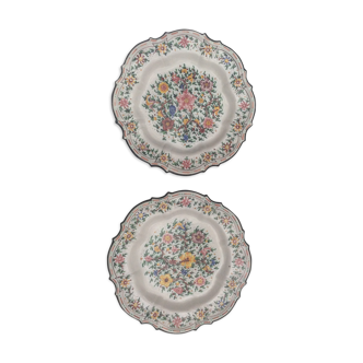 Deux plats en faïence à bord chantournée à décor polychrome de fleurs.XXe siècle.  Signé GUBBIO.C.A.M.   Diamètre38cm