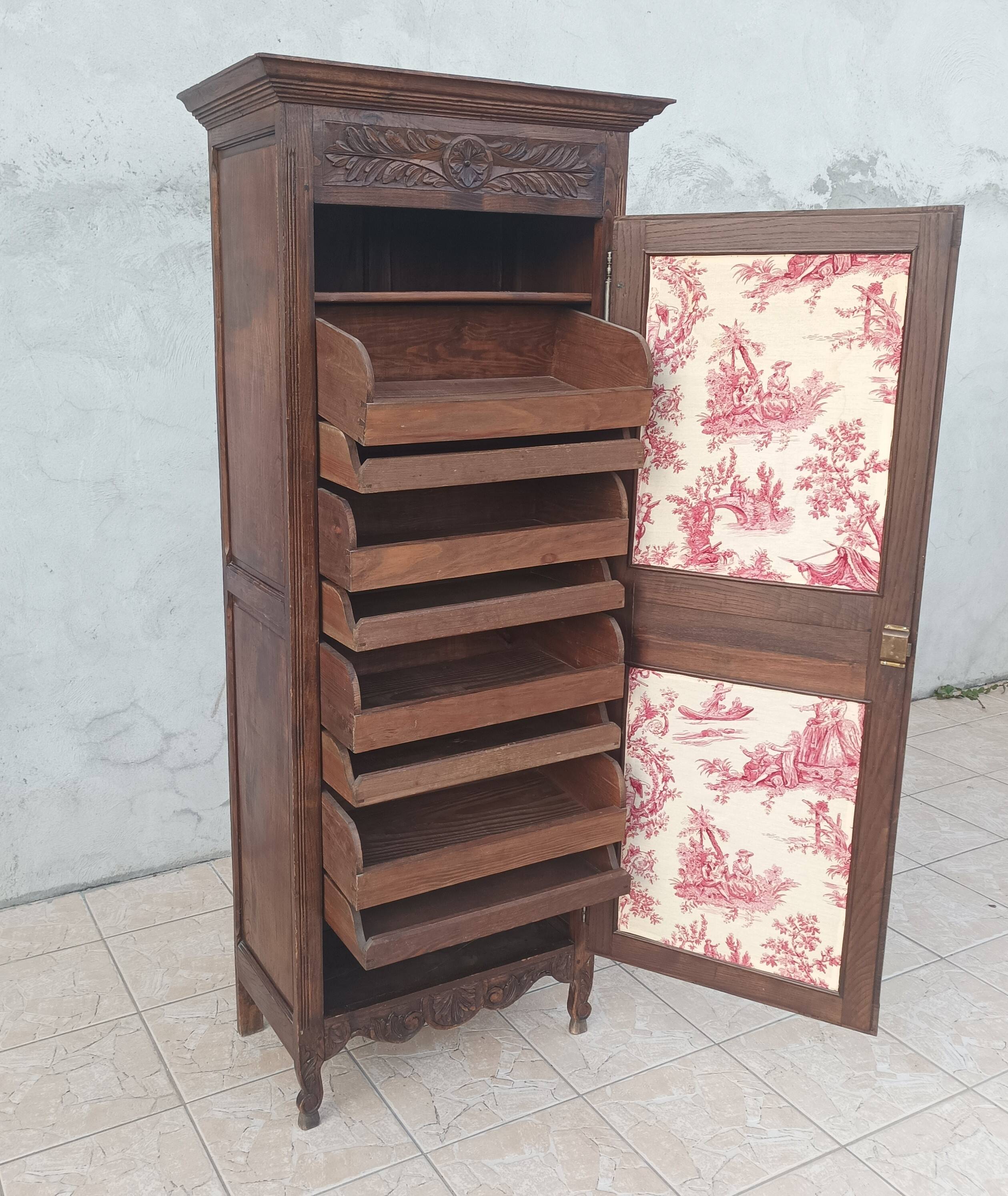 Standing man Louis XIII in oak