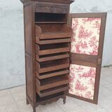 Standing man Louis XIII in oak