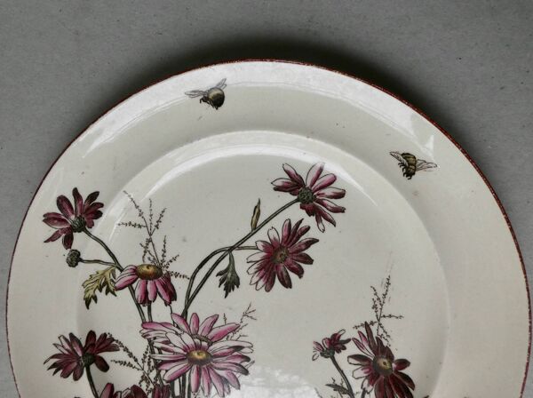 Set de 2 assiettes décor fleurs et abeilles, fin XIXème