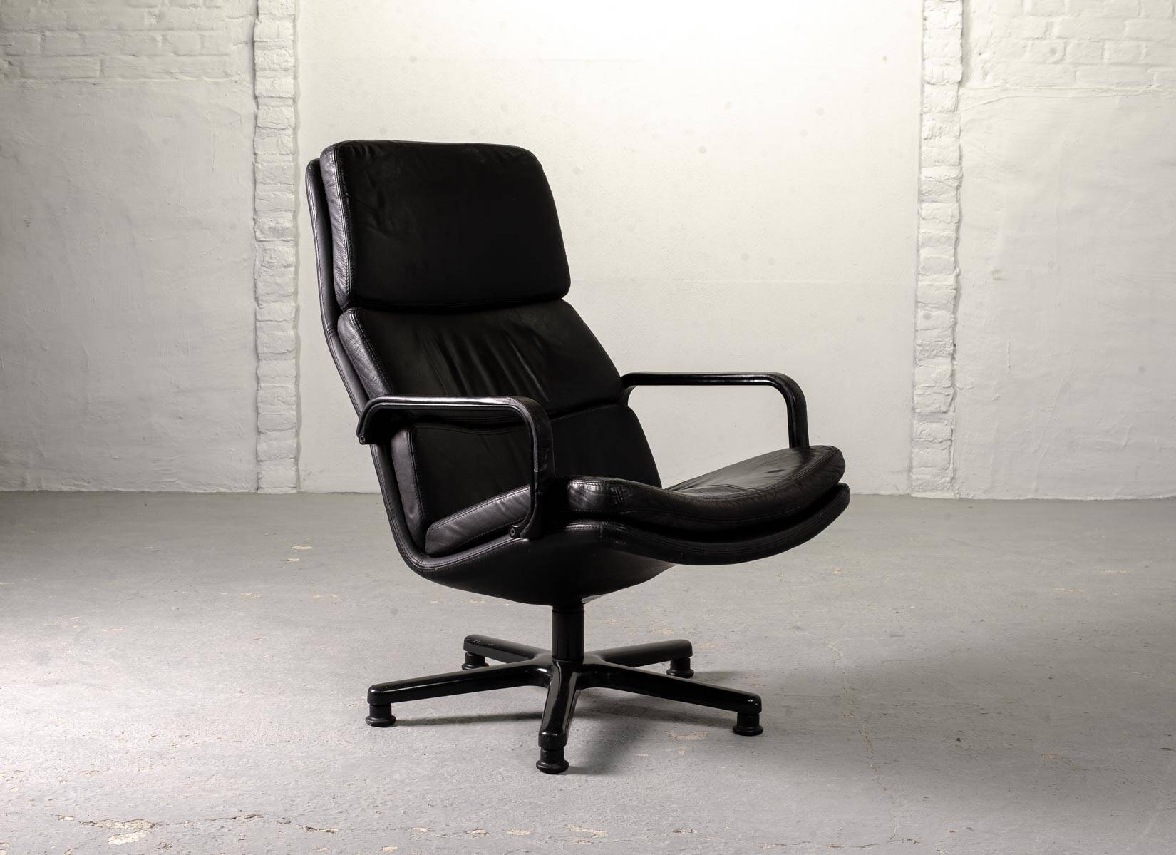 Artifort Dutch Design Black Leather Swivel Lounge Chair, F-Serie, 1960s