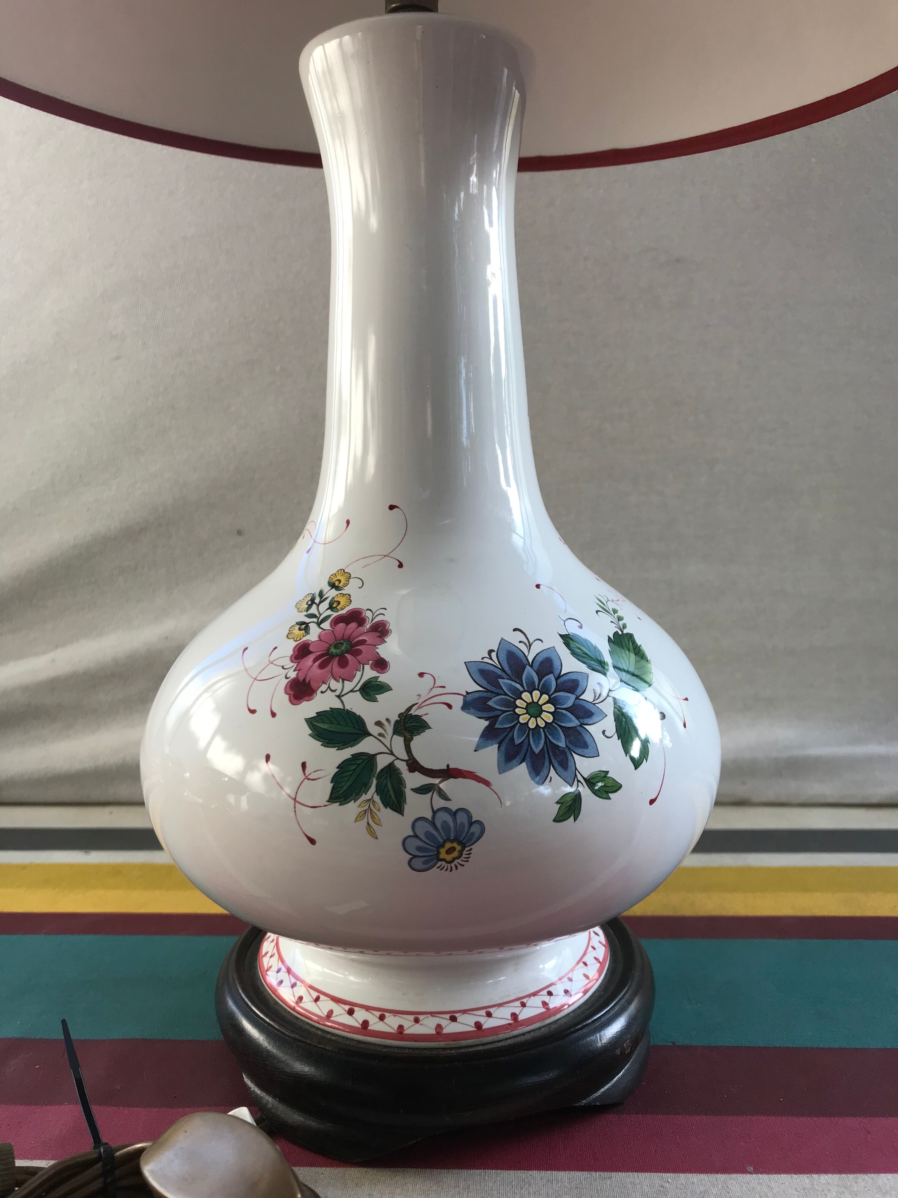 Old ceramic lamp art de Rodez in red burgundy vintage lampshade
