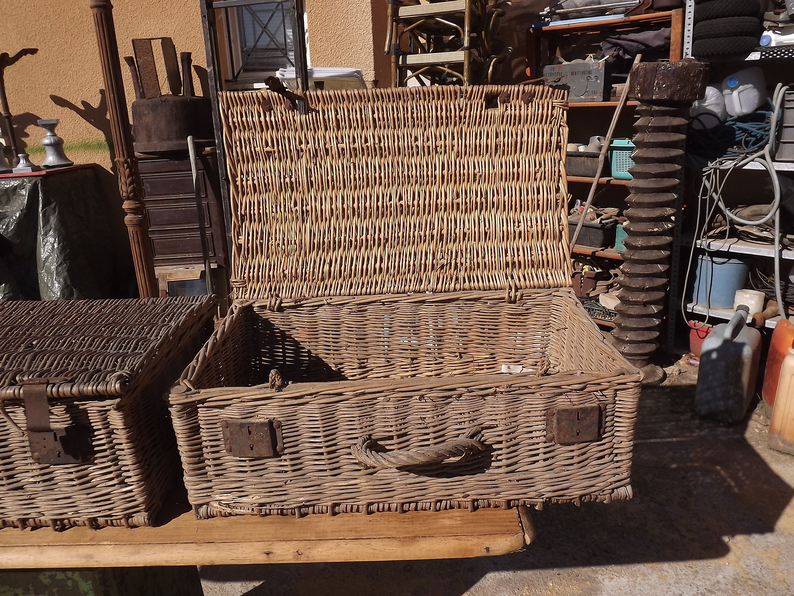 3 panières, old Wicker suitcases