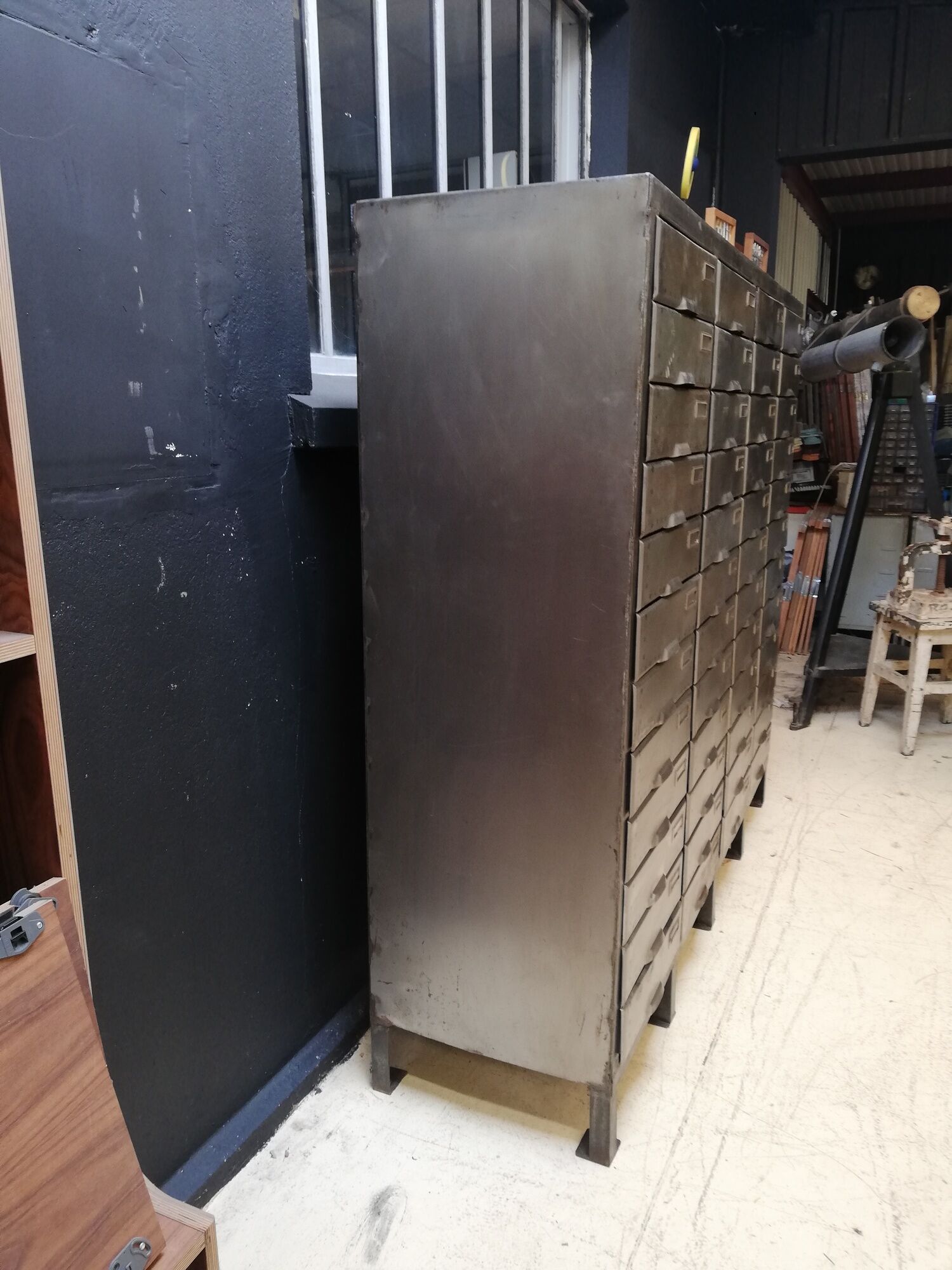 Industrial clamshell cabinet, metal lockers