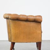 Fauteuil chesterfield sur roulettes en cuir de mouton