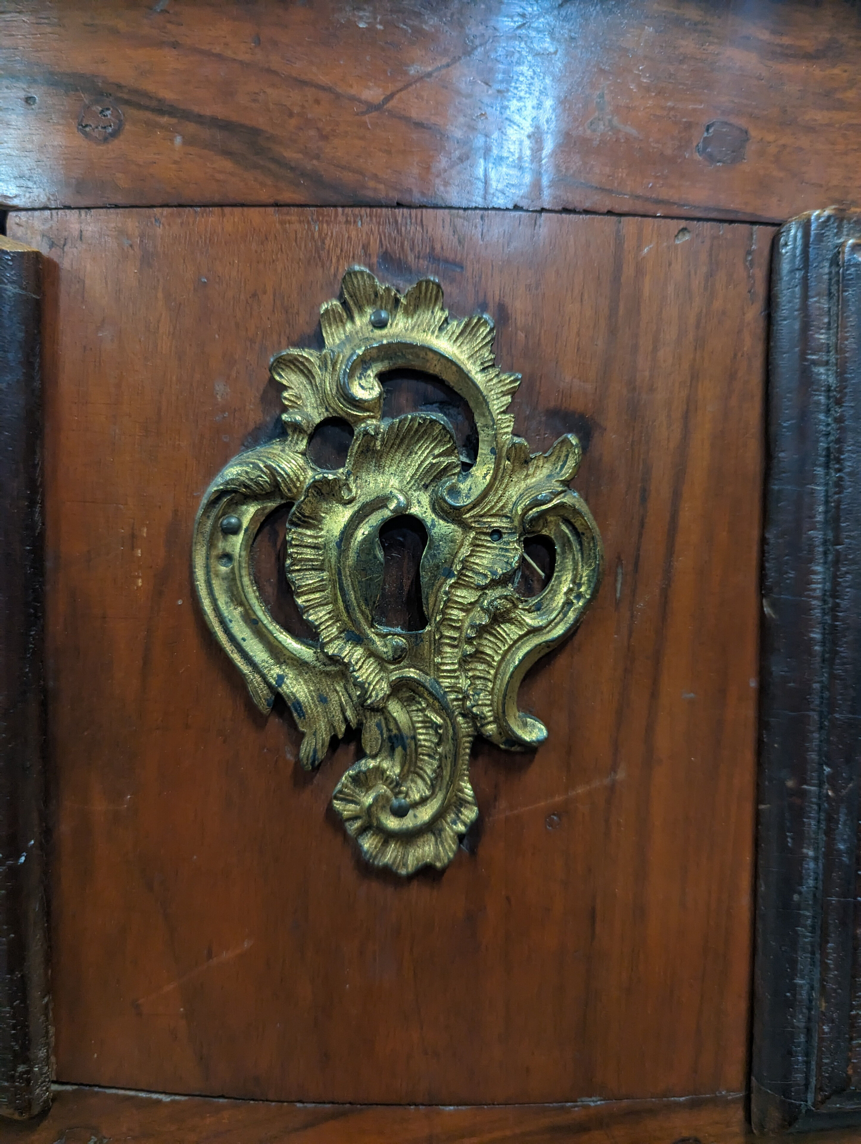 18th century Louis XIV period chest of drawers in solid walnut