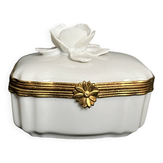 Limoges, 20th century slip porcelain pillbox display object