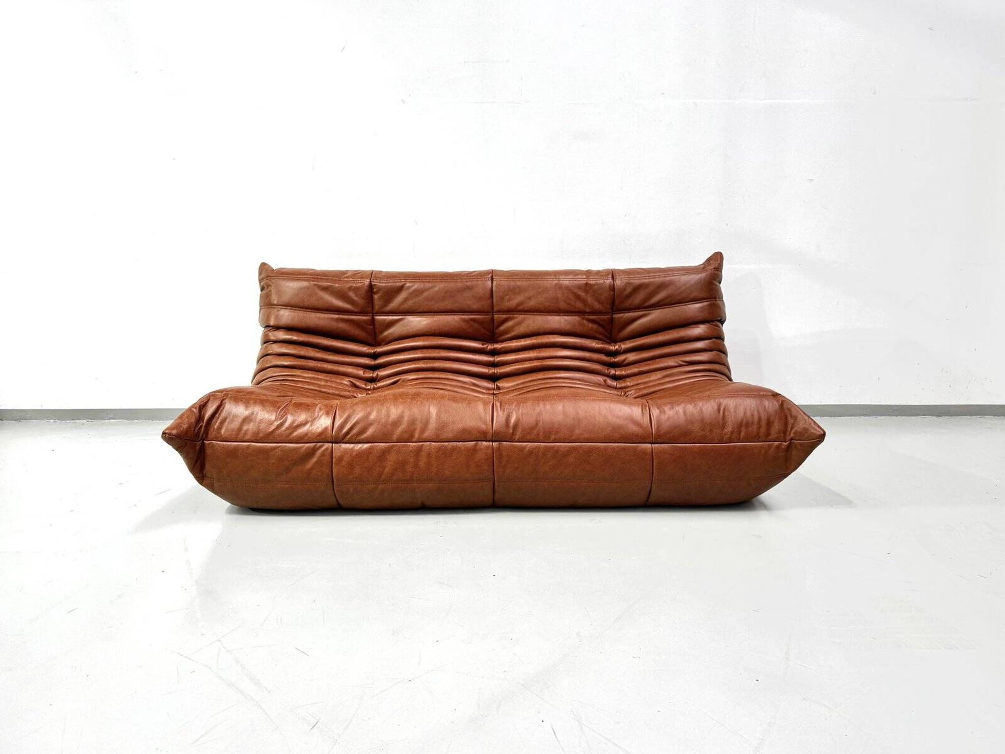 Sofa Togo en cuir cognac attribué à Michel Ducaroy pour Ligne Roset.
