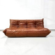 Sofa Togo en cuir cognac attribué à Michel Ducaroy pour Ligne Roset.