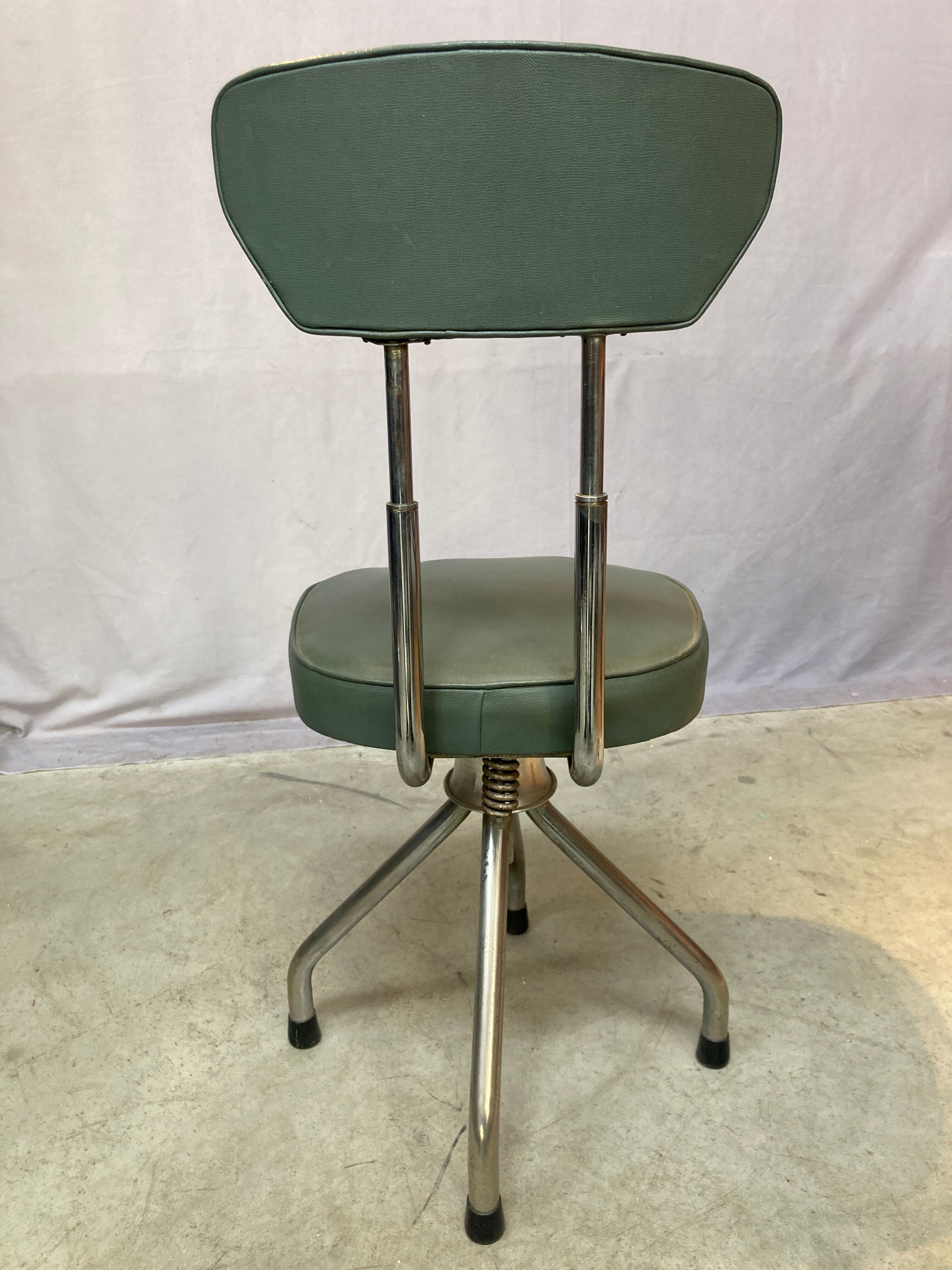 Vintage rotating office chair