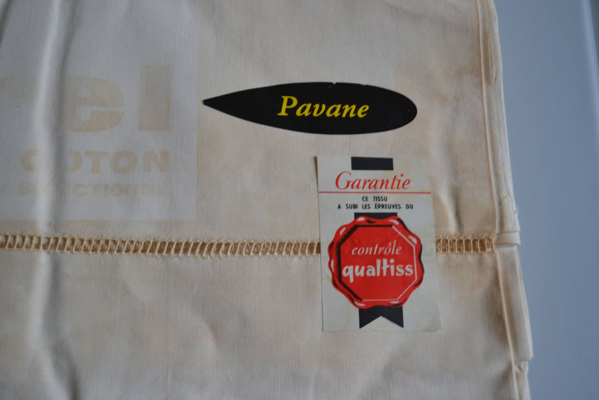 Antique linen sheet with Venetian scalloped edge, 240 x 325 cm, New Old Stock