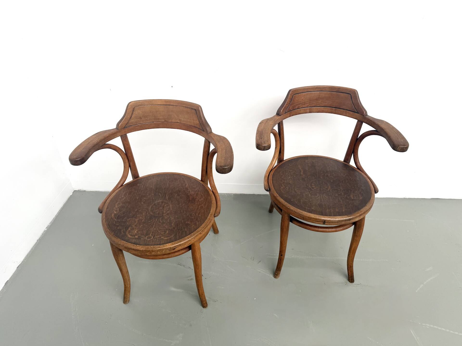 Paire de Fauteuils de Bureau Thonet – Hêtre Courbé & Assises Pyrogravées