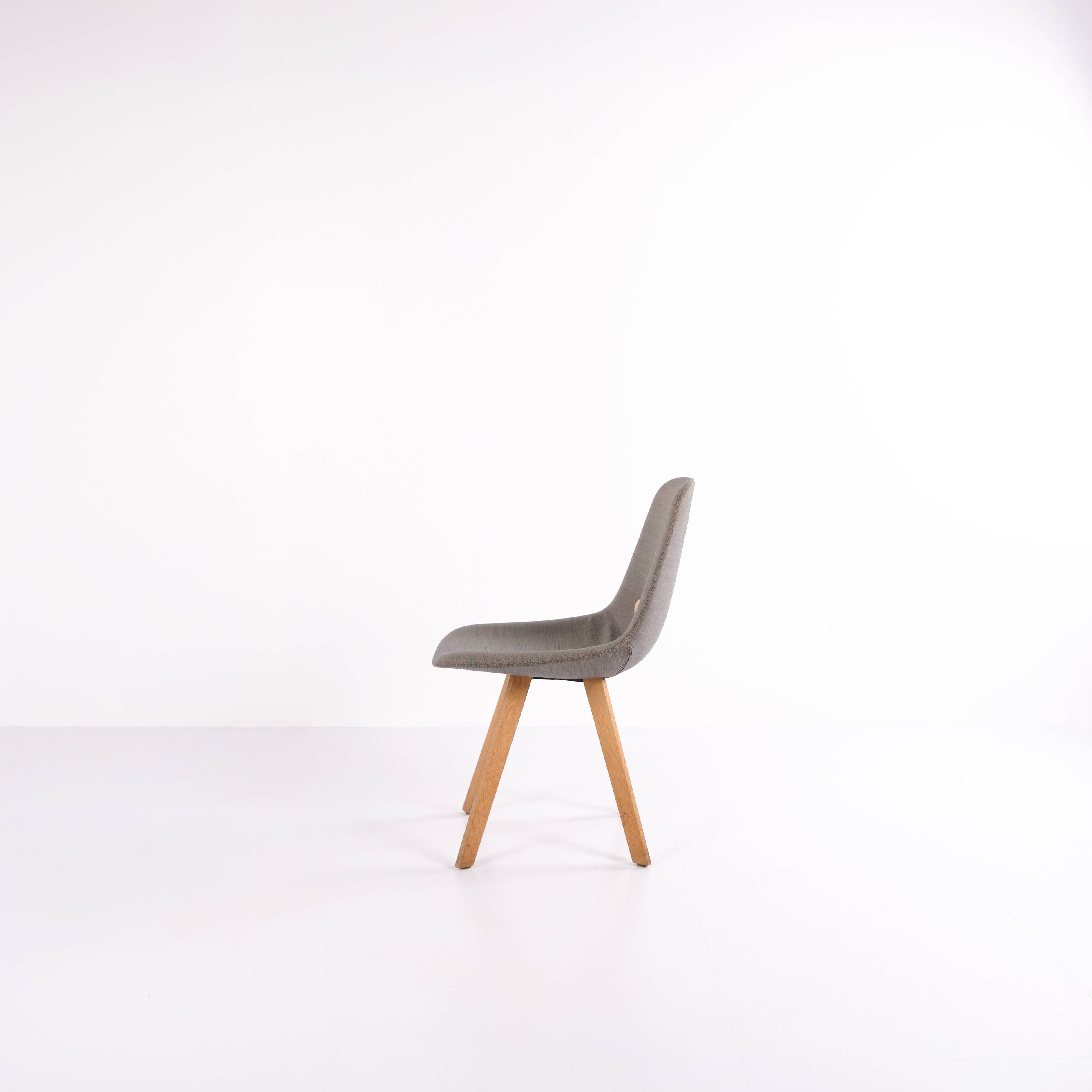Eyes Wood chair – Erik Jørgensen – Mid grey upholstery – Solid wood