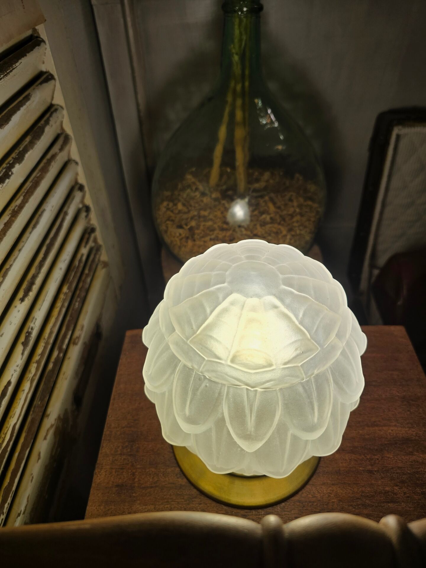 Vintage Art Deco table lamp with its artichoke globe.