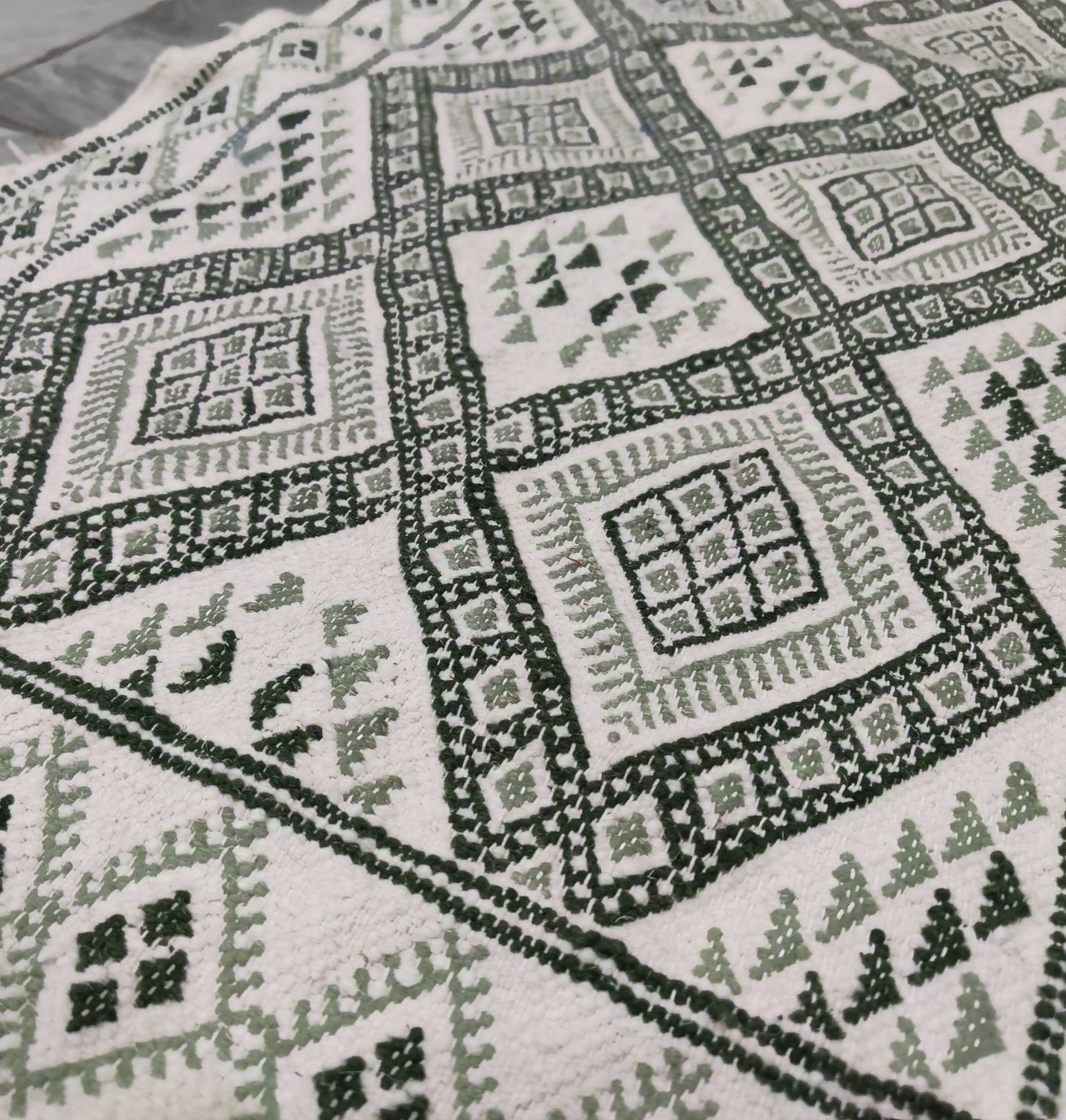 Tapis blanc et vert tissé mains