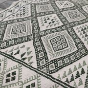 Tapis blanc et vert tissé mains