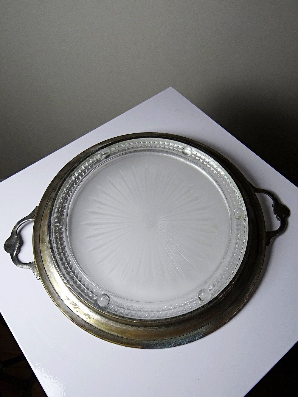 Plateau with handles, moulded glass and brass, Verlys, vintage Art Deco 1930-1940.