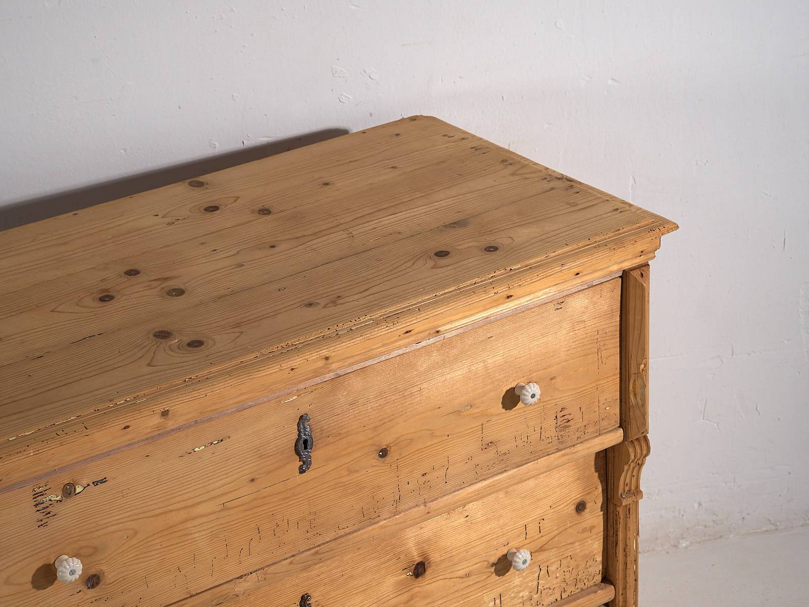 Antique three-drawer chest of drawers (circa 1920)