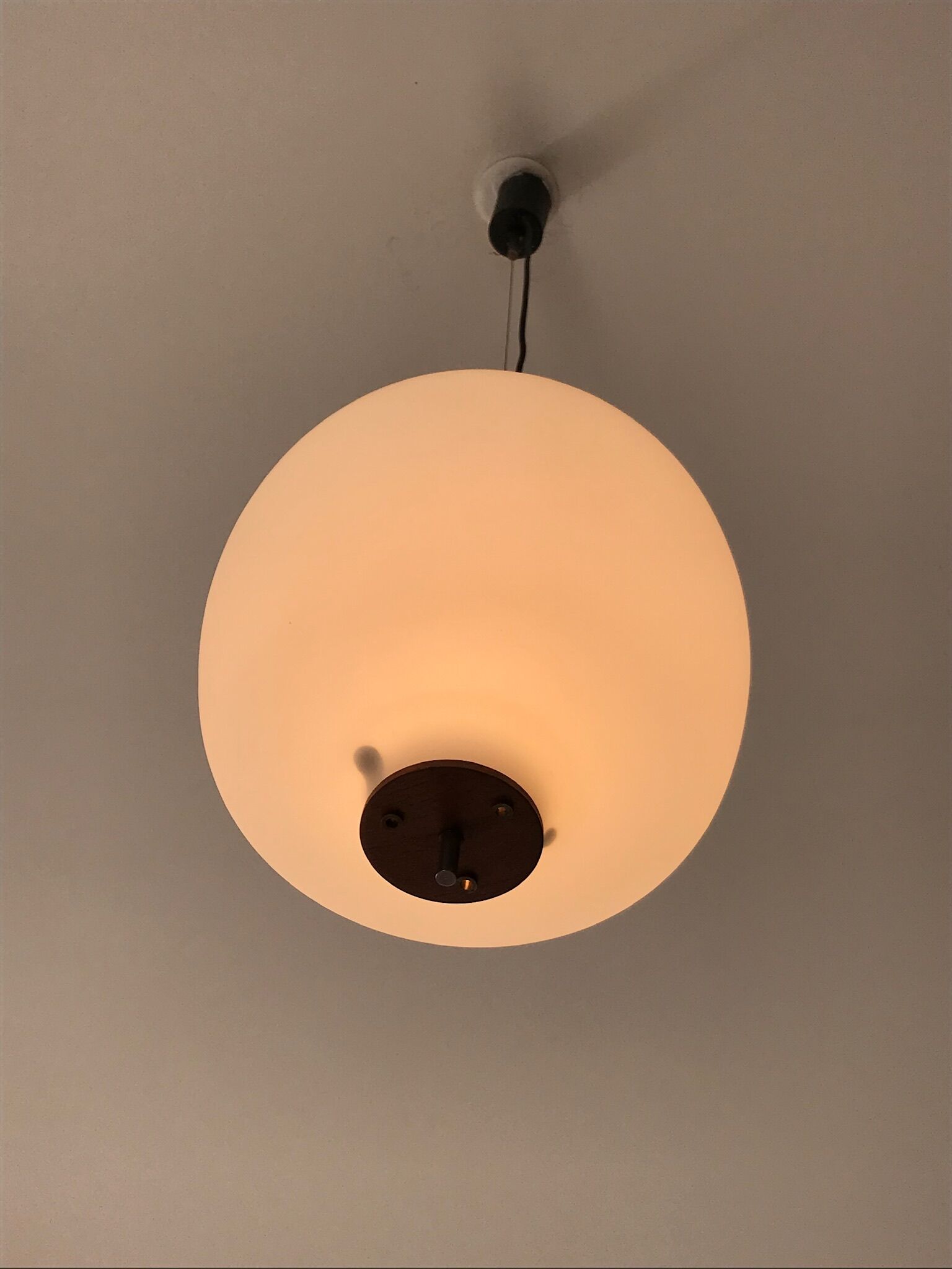 Suspension opaline et teck des années 60