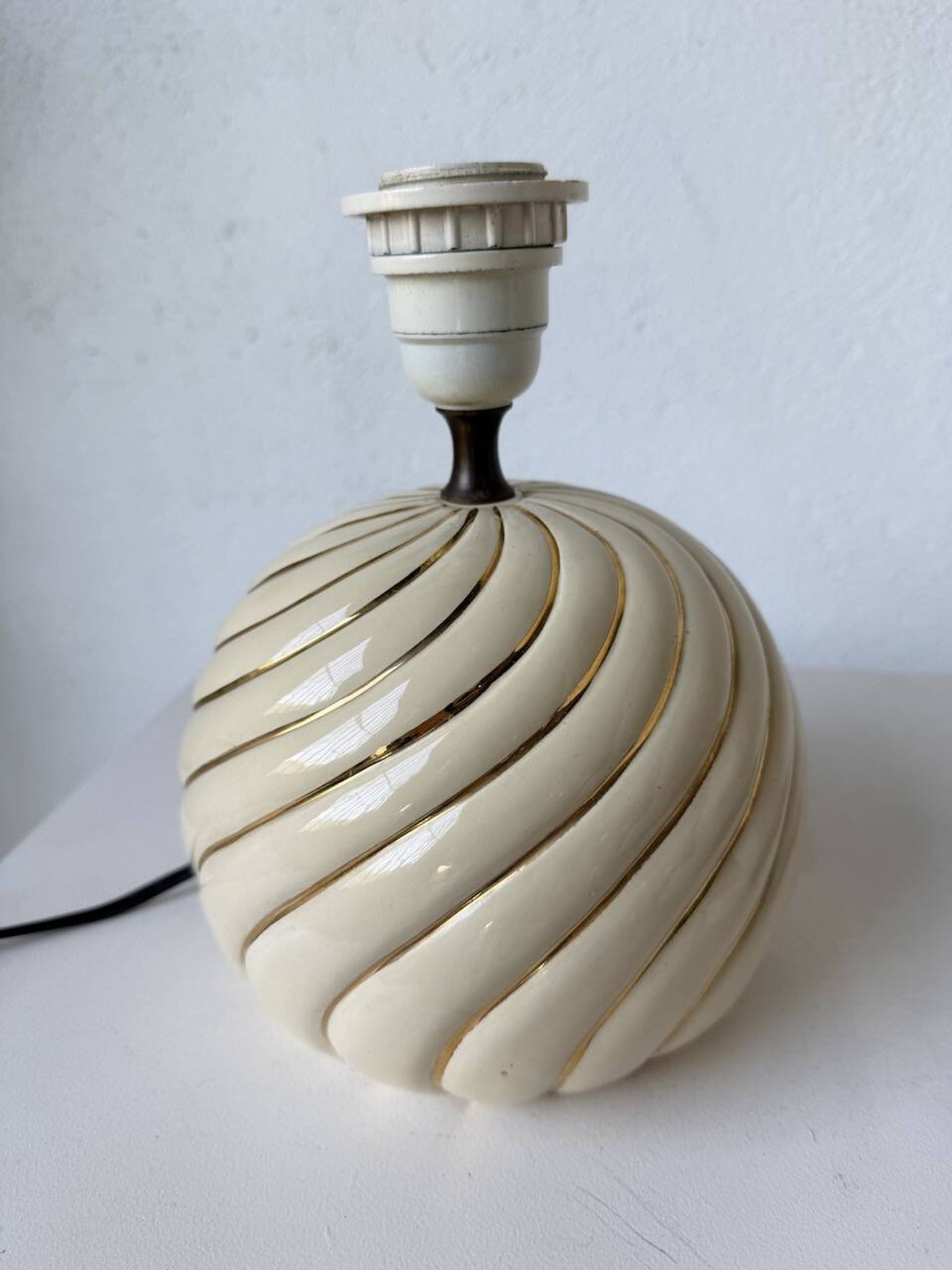 Lampe de table sphérique céramique ivoire et or Barbi